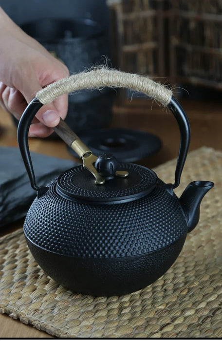 Japanese‑style Cast Iron Teapot with Stainless Steel Infuser — 300ml